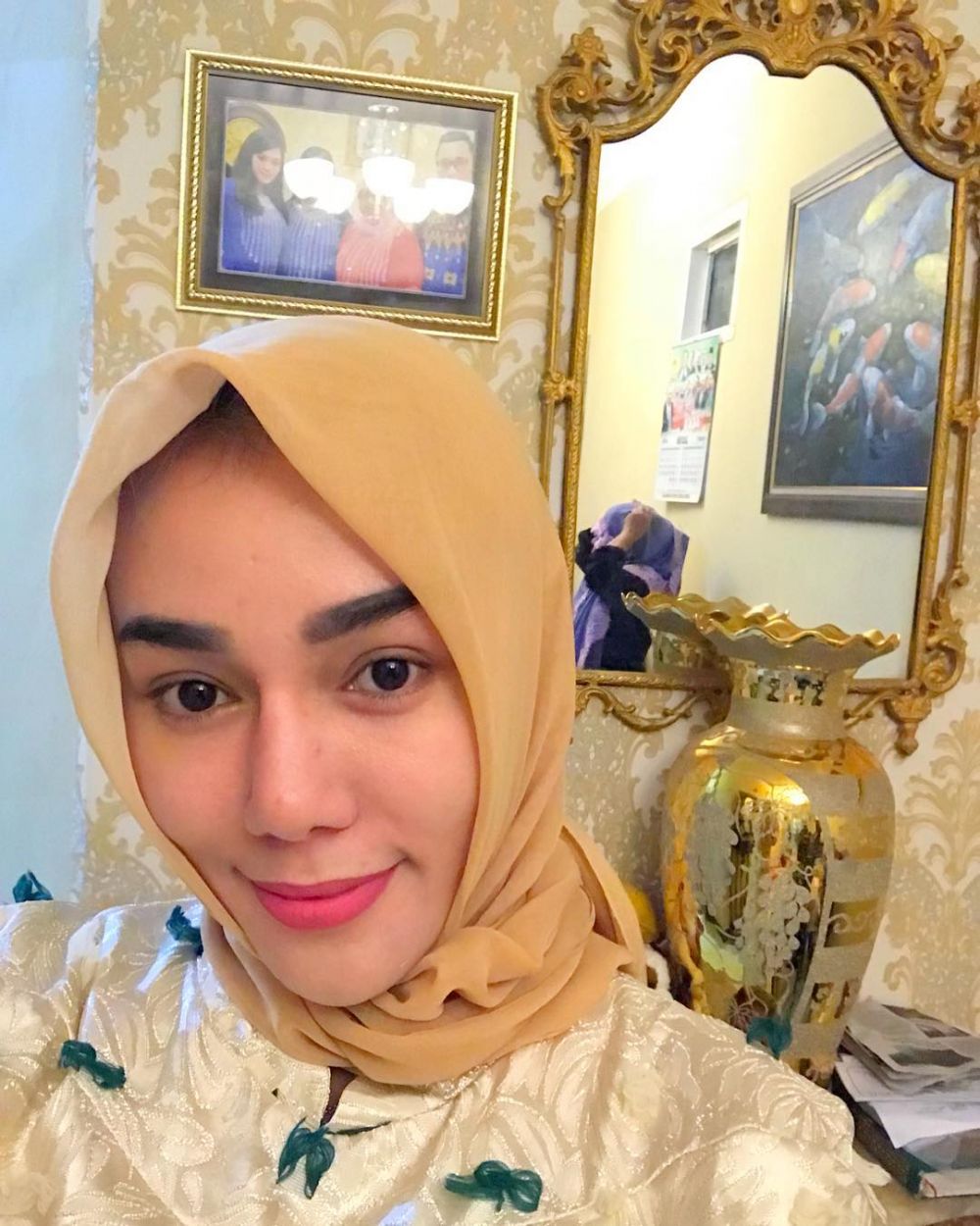 Kerap tampil seksi, ini 8 potret Bebby Fey pakai busana tertutup