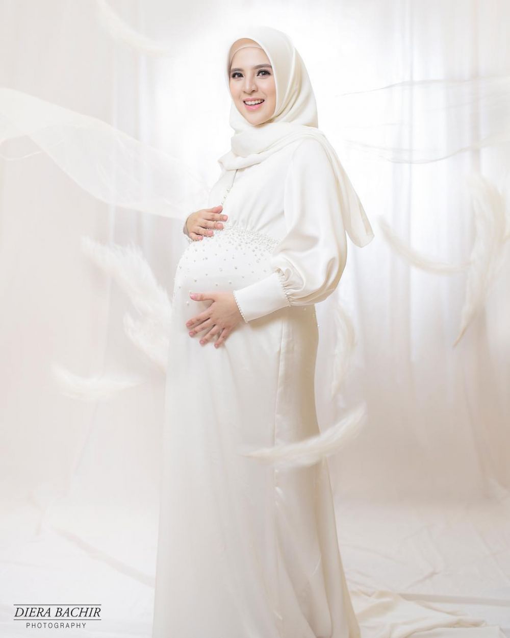 Inspirasi gaya maternity 10 seleb berhijab, simpel dan elegan