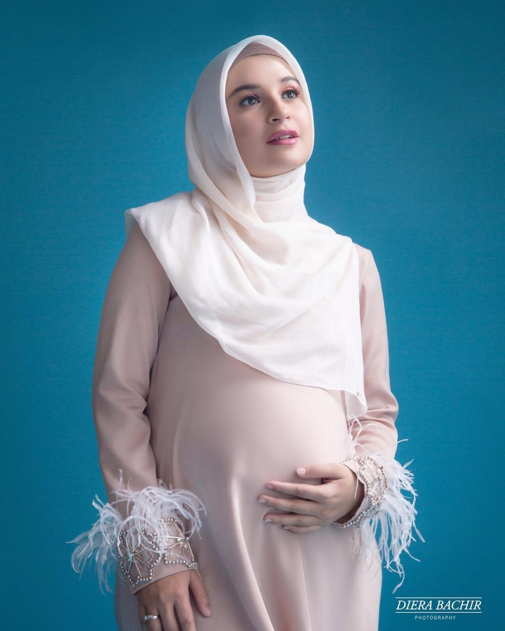 Inspirasi gaya maternity 10 seleb berhijab, simpel dan elegan