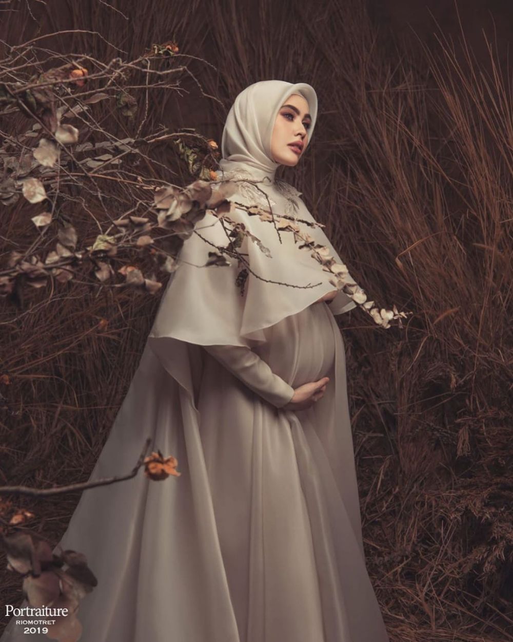 Inspirasi gaya maternity 10 seleb berhijab, simpel dan elegan