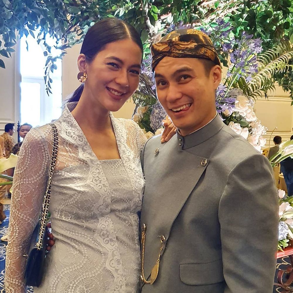 Gaya 10 seleb ganteng pakai blangkon, Roger Danuarta curi perhatian