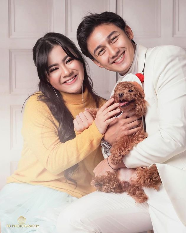 Gaya pemotretan 8 seleb bersama anjing peliharaannya, bikin gemas