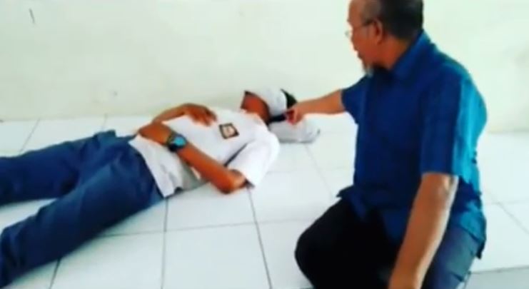 10 Aksi lucu para guru saat murid ketiduran di kelas ini kocak