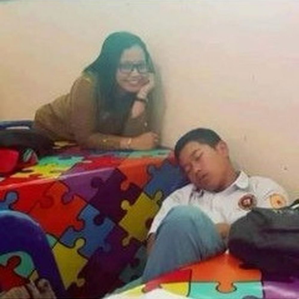 10 Aksi lucu para guru saat murid ketiduran di kelas ini kocak