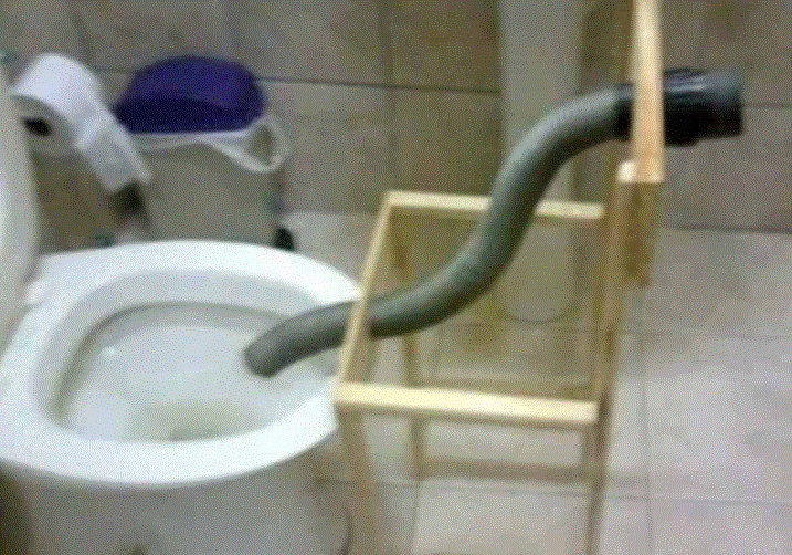 10 Fasilitas absurd di toilet umum ini malah nyusahin penggunanya