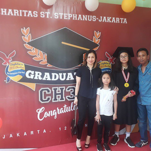 Jarang tersorot, ini 10 potret mesra Fanny Fadillah & istri cantiknya