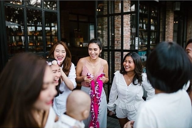 10 Momen baby shower Anneke Jodi, umumkan jenis kelamin sang bayi