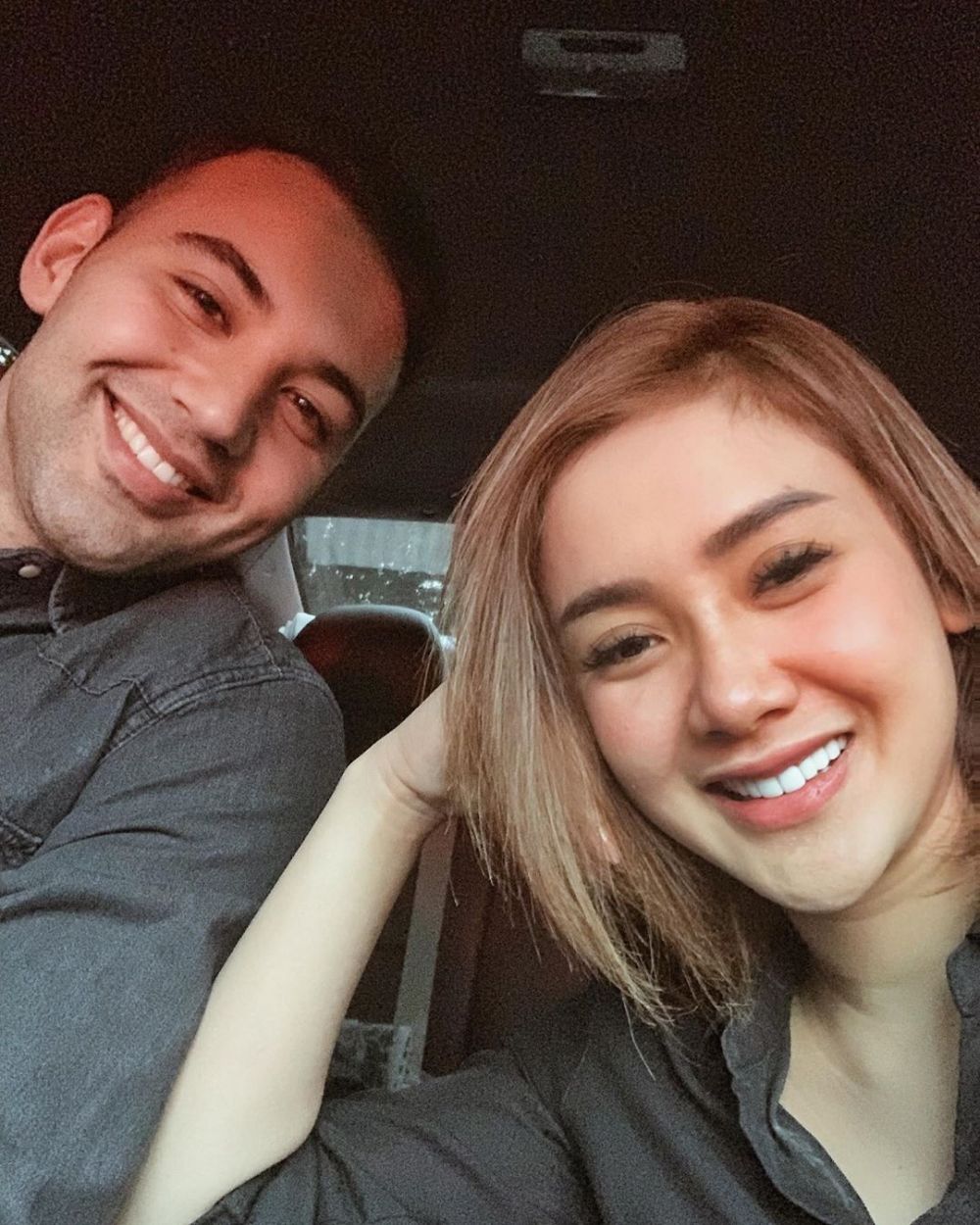 8 Momen kemesraan Cita Citata dan kekasih bulenya, romantis abis