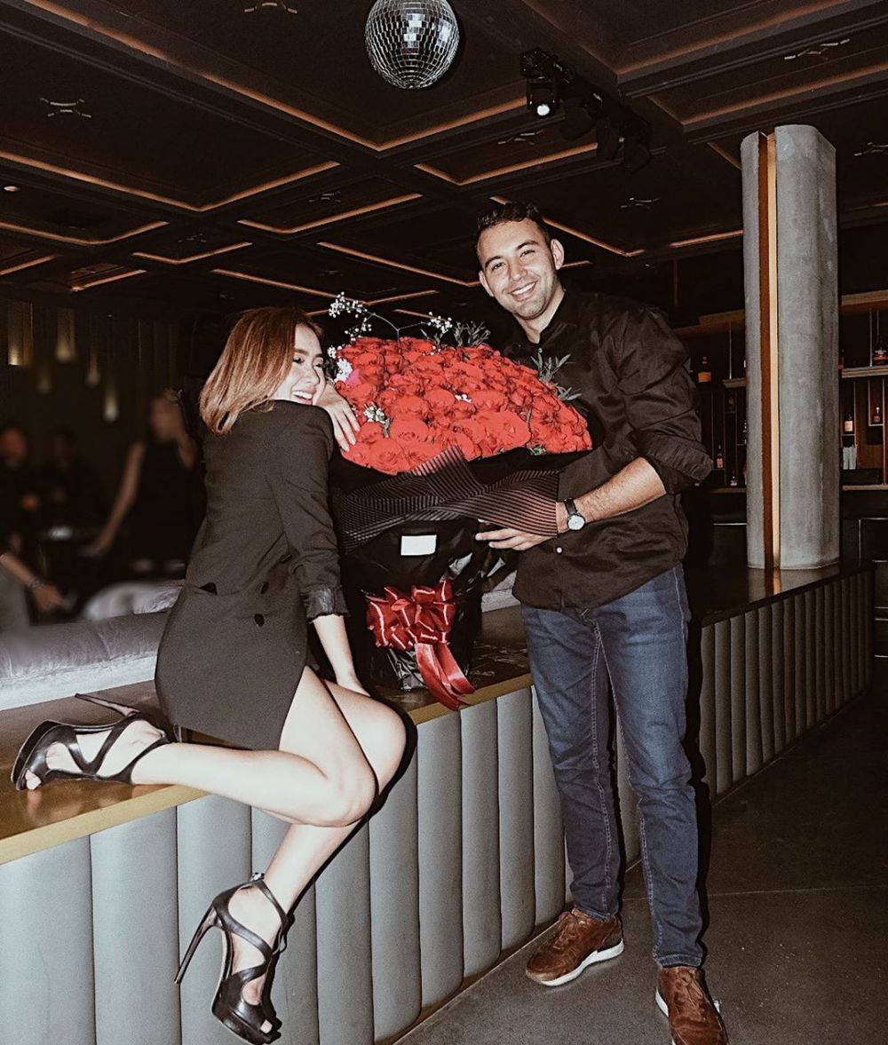 8 Momen kemesraan Cita Citata dan kekasih bulenya, romantis abis