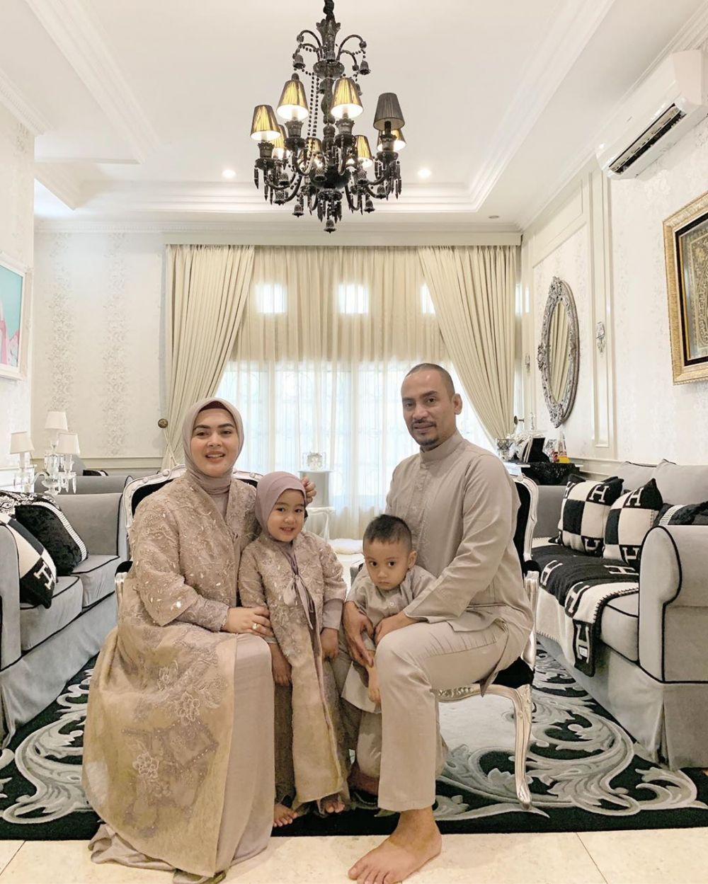 8 Seleb ini miliki anak kembar cewek-cowok, bikin gemas