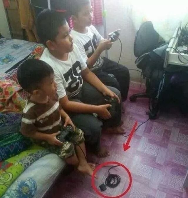 10 Potret iseng kakak ke adik, bikin pengen ketawa tapi kasihan