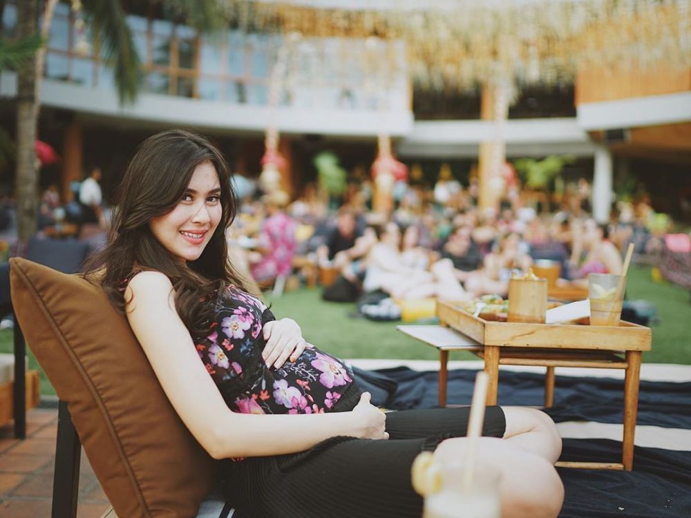 Hamil anak kembar, ini 6 gaya Syahnaz pamer baby bump