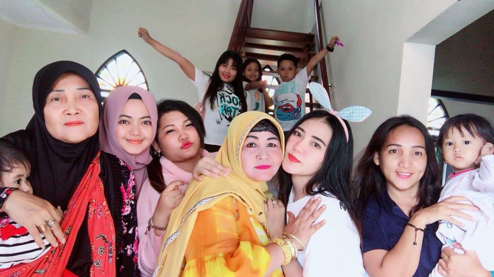 7 Potret ibu Via Vallen yang mencuri perhatian