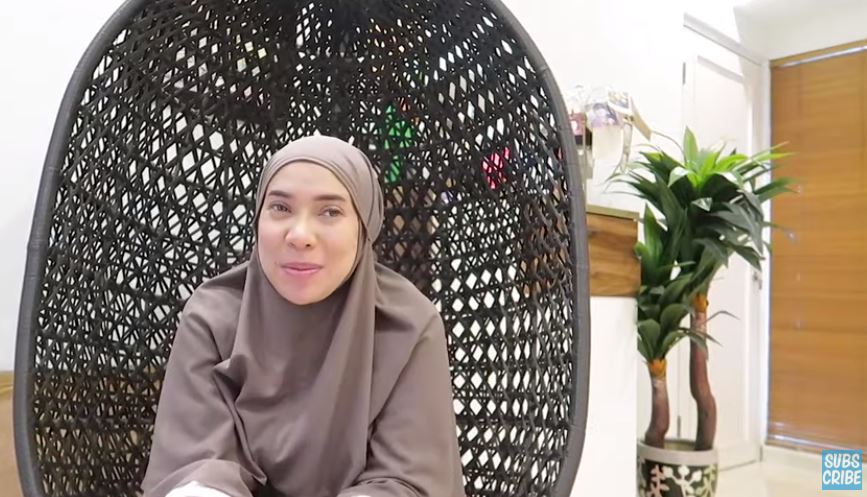 9 Penampakan rumah Fitri Tropica, bernuansa hitam putih