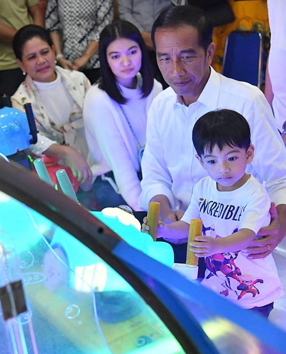 Temani Jan Ethes, Jokowi dan keluarga kompak kenakan baju putih