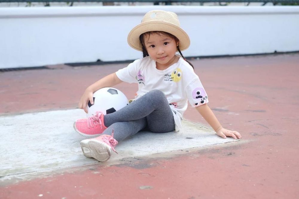 10 Gaya Thalia Onsu saat sesi pemotretan, bikin gemas maksimal