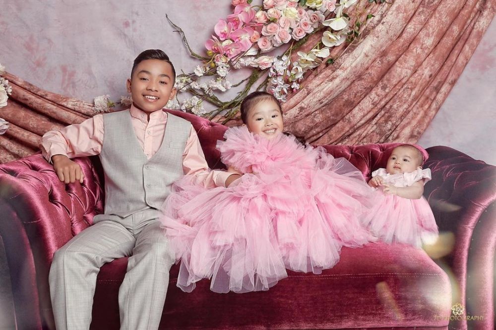 10 Gaya Thalia Onsu saat sesi pemotretan, bikin gemas maksimal