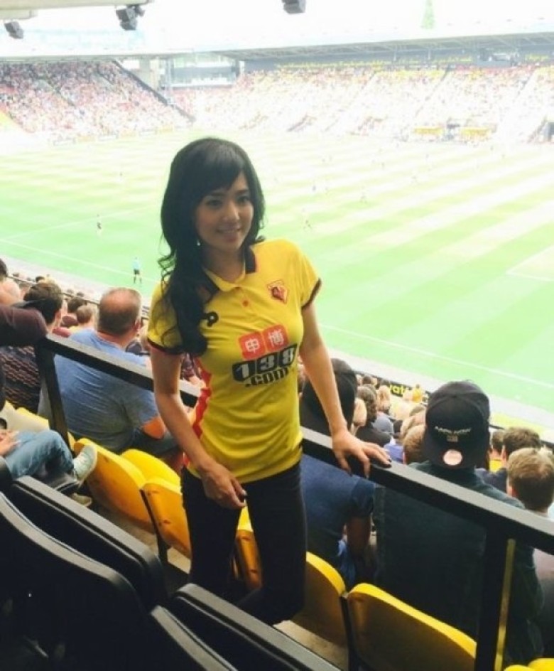 Pesona 5 bintang film panas kenakan jersey bola, bikin gagal fokus