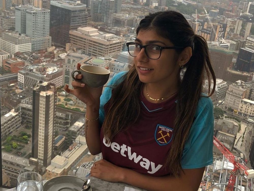 Pesona 5 bintang film panas kenakan jersey bola, bikin gagal fokus