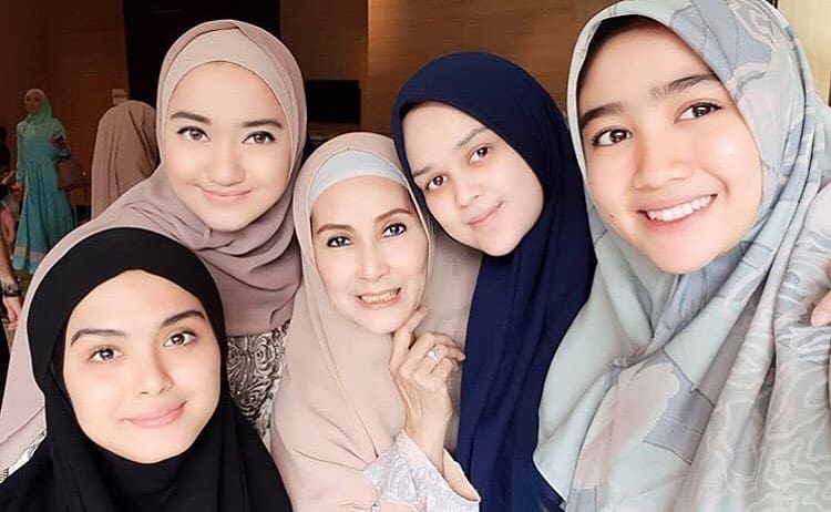 Resmi jadi mualaf, ini 9 pesona Marcella Simon kenakan hijab