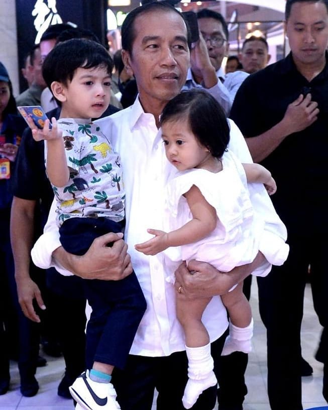 Gendong Jan Ethes & Sedah Mirah sekaligus, gaya Jokowi jadi sorotan