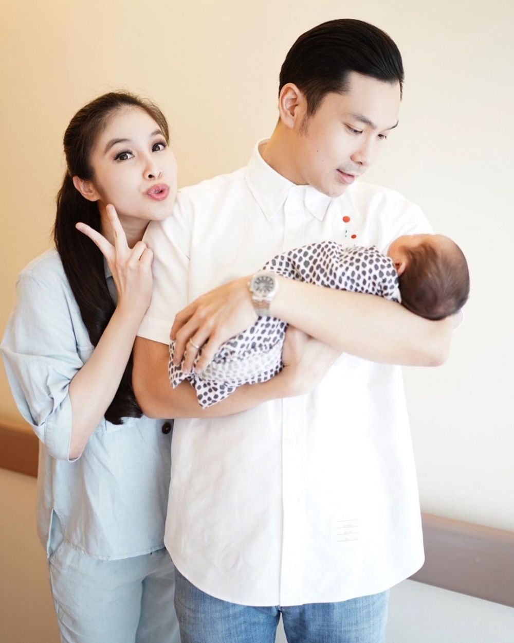 5 Momen Sandra Dewi dan suami bareng anak kedua, gayanya disorot