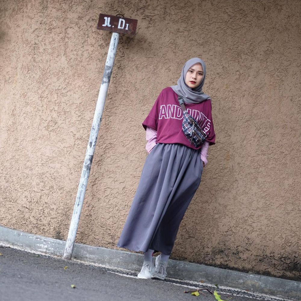 12 Inspirasi Padu Padan Kaus Lengan Pendek Untuk Hijabers Keren