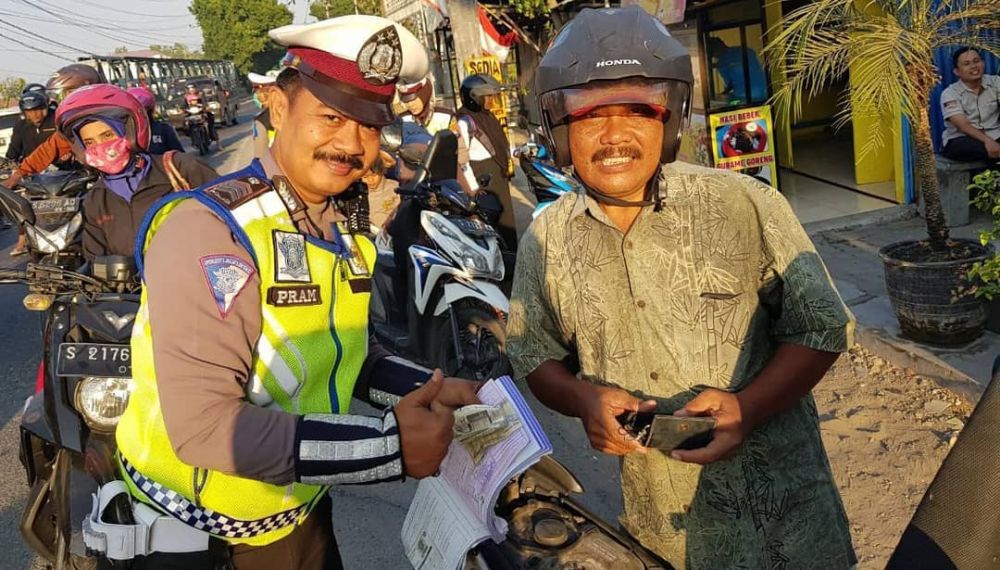 Razia lalu lintas mertua sendiri, aksi polisi ini bikin salut