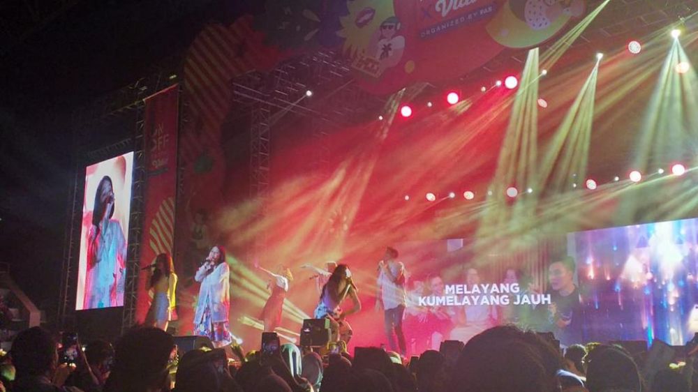 Lagu Bebas milik Iwa K sukses dibawakan di ON OFF Festival