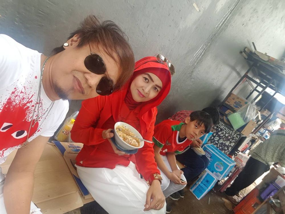 Jarang tersorot, 8 ini potret kedekatan Ian Kasela bareng keluarga