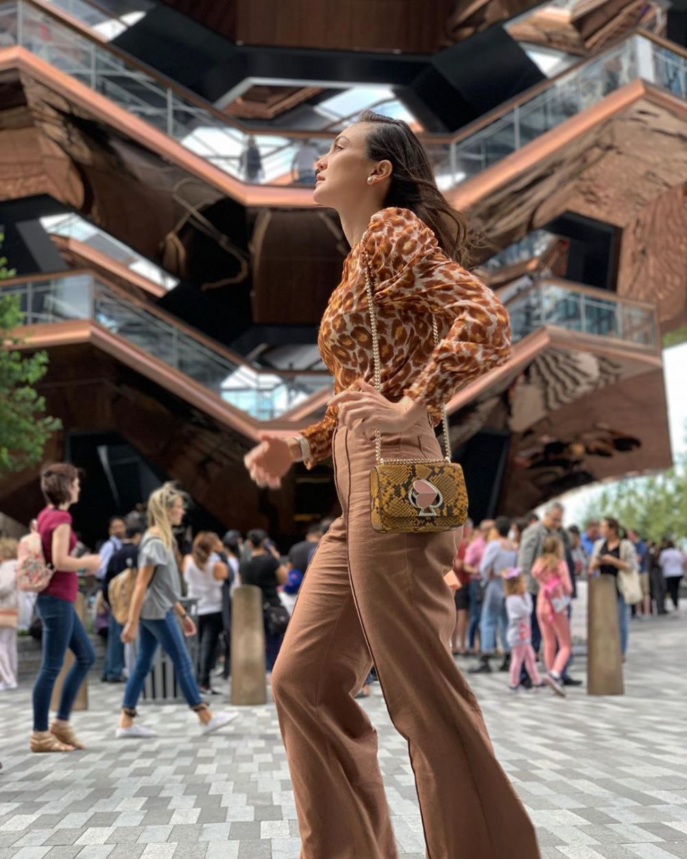 Luna Maya hadiri New York Fashion Week, harga bajunya bikin melongo