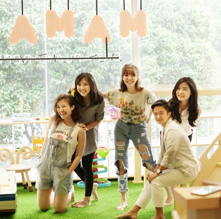 Sudah jadi ibu, 13 seleb ini masih hobi pakai jeans sobek-sobek