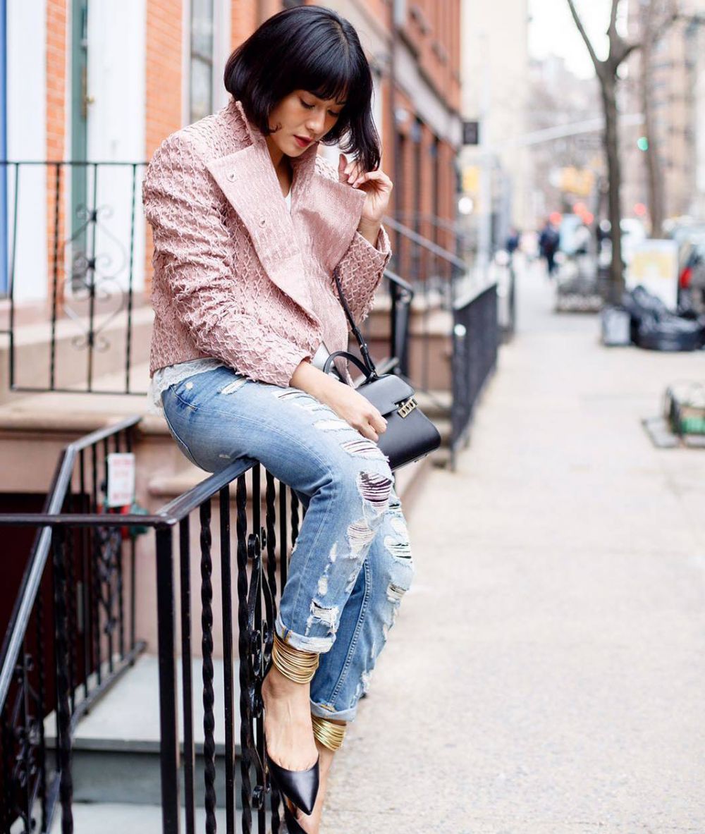 Sudah jadi ibu, 13 seleb ini masih hobi pakai jeans sobek-sobek