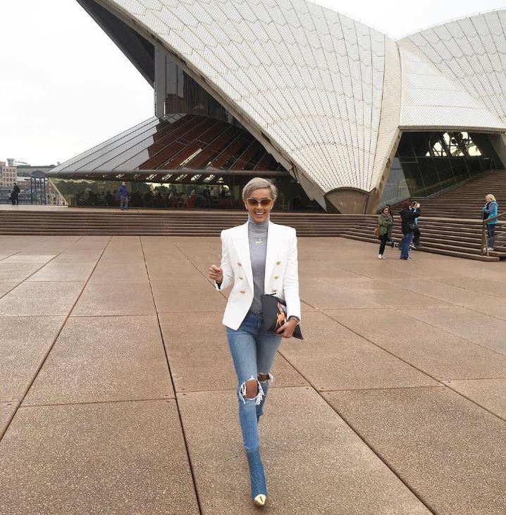 Sudah jadi ibu, 13 seleb ini masih hobi pakai jeans sobek-sobek