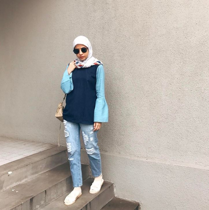 Sudah jadi ibu, 13 seleb ini masih hobi pakai jeans sobek-sobek