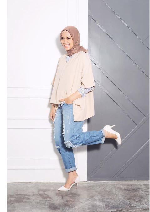 Sudah jadi ibu, 13 seleb ini masih hobi pakai jeans sobek-sobek