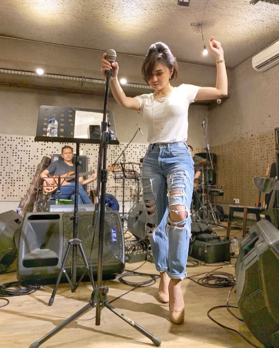 Sudah jadi ibu, 13 seleb ini masih hobi pakai jeans sobek-sobek