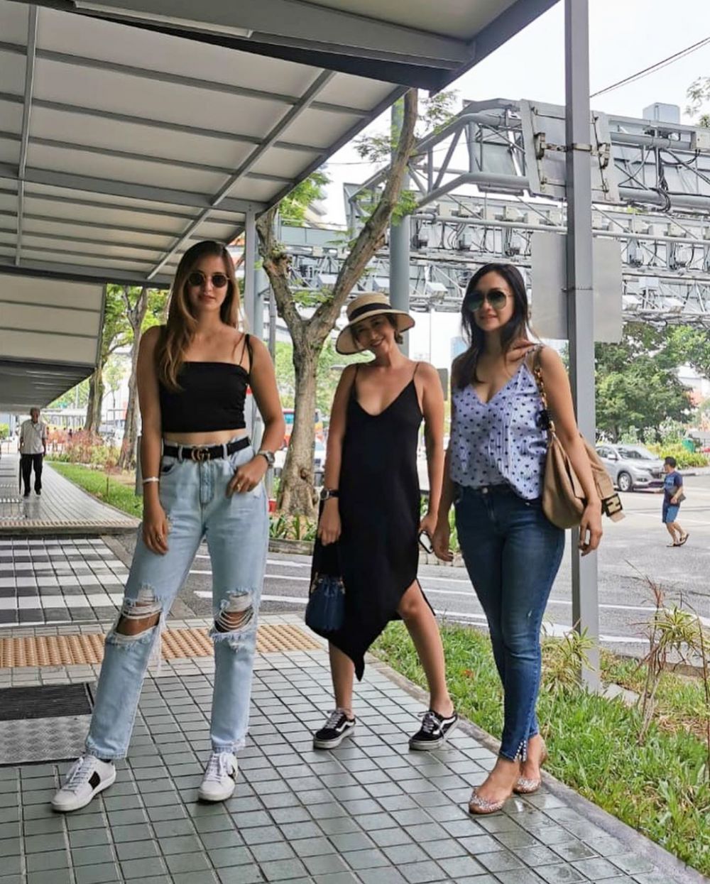 Sudah jadi ibu, 13 seleb ini masih hobi pakai jeans sobek-sobek