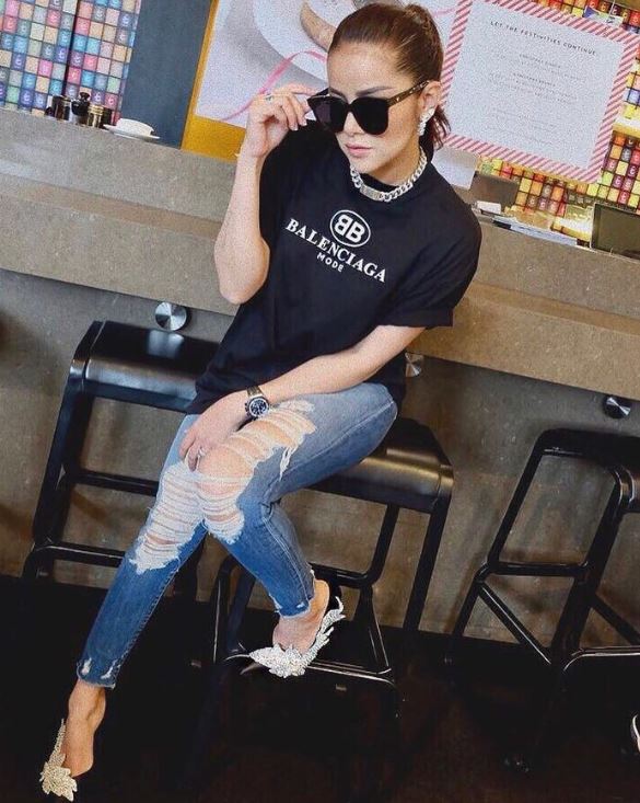 Sudah jadi ibu, 13 seleb ini masih hobi pakai jeans sobek-sobek