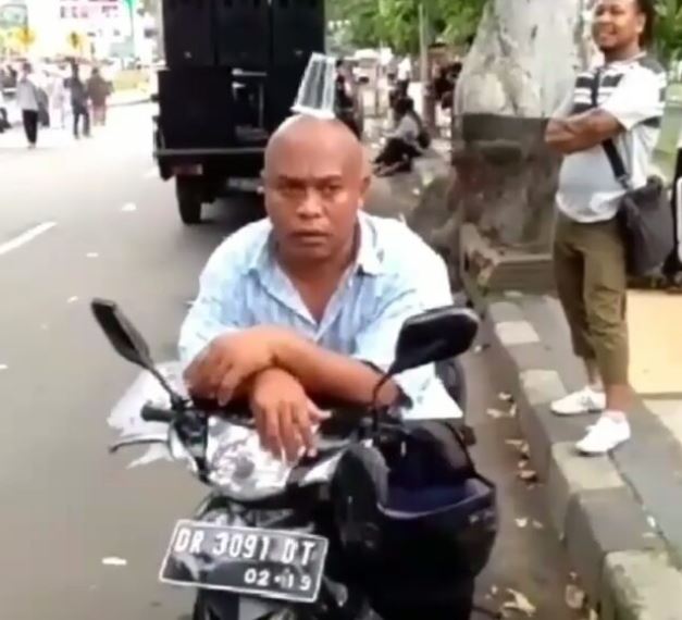 10 Kelakuan nyeleneh orang botak ini bikin geleng kepala