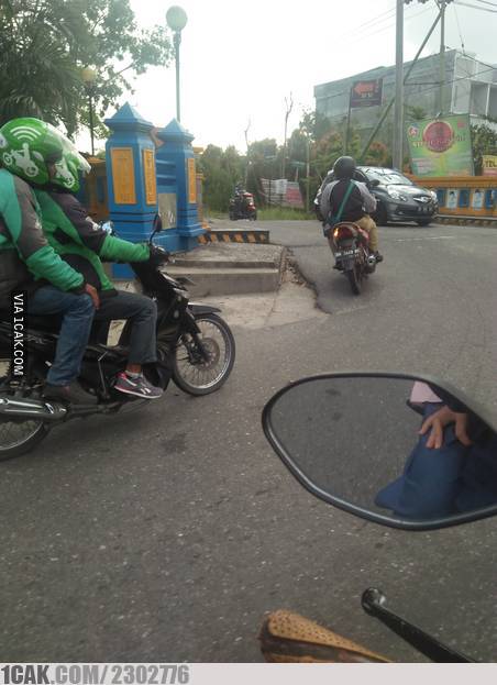 10 Momen tukang ojek lagi iseng ini kelewat kreatif