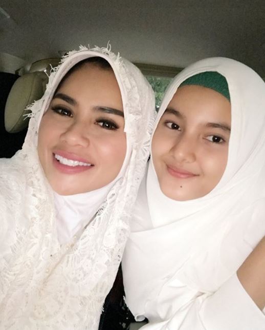9 Pesona Nabila Zavira tampil berhijab, anggun banget