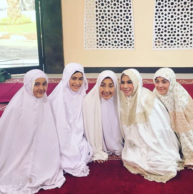 9 Pesona Nabila Zavira tampil berhijab, anggun banget