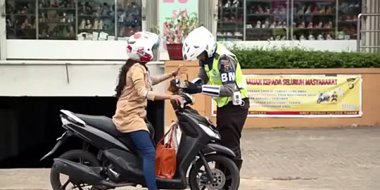 3 Cerita unik polisi saat razia lalu lintas, tilang istri sendiri