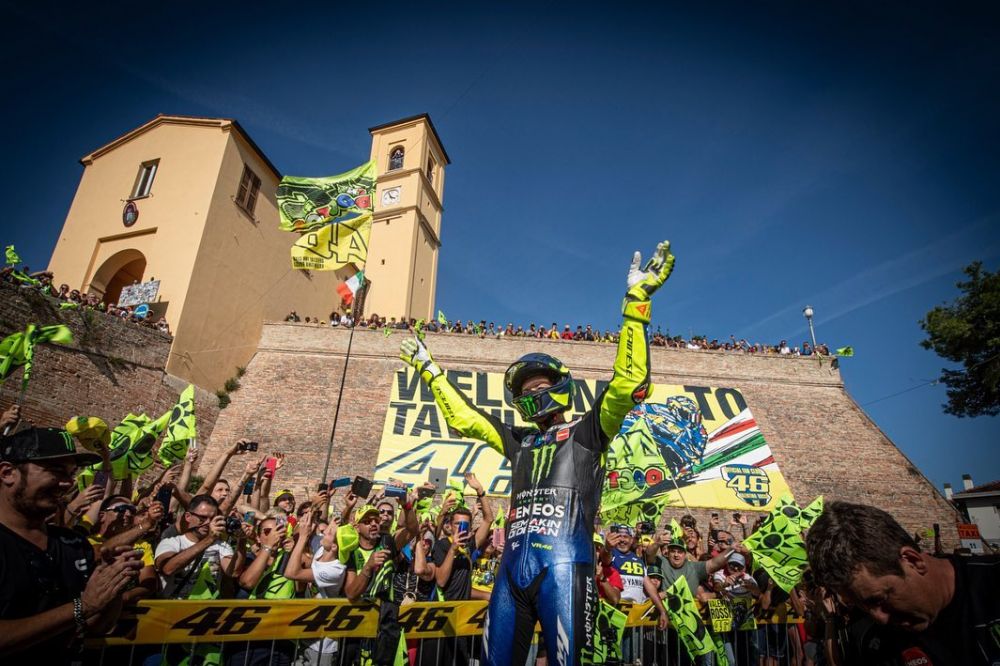 11 Momen Valentino Rossi pulang kampung naik motor balap MotoGP