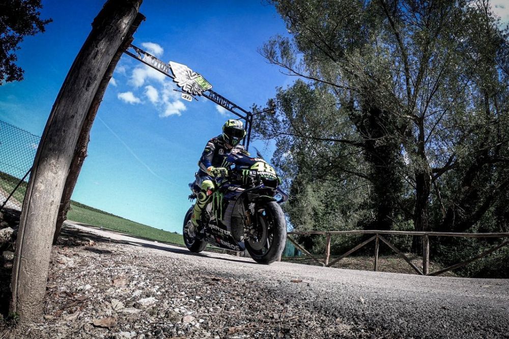 11 Momen Valentino Rossi pulang kampung naik motor balap MotoGP
