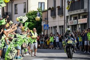 11 Momen Valentino Rossi pulang kampung naik motor balap MotoGP