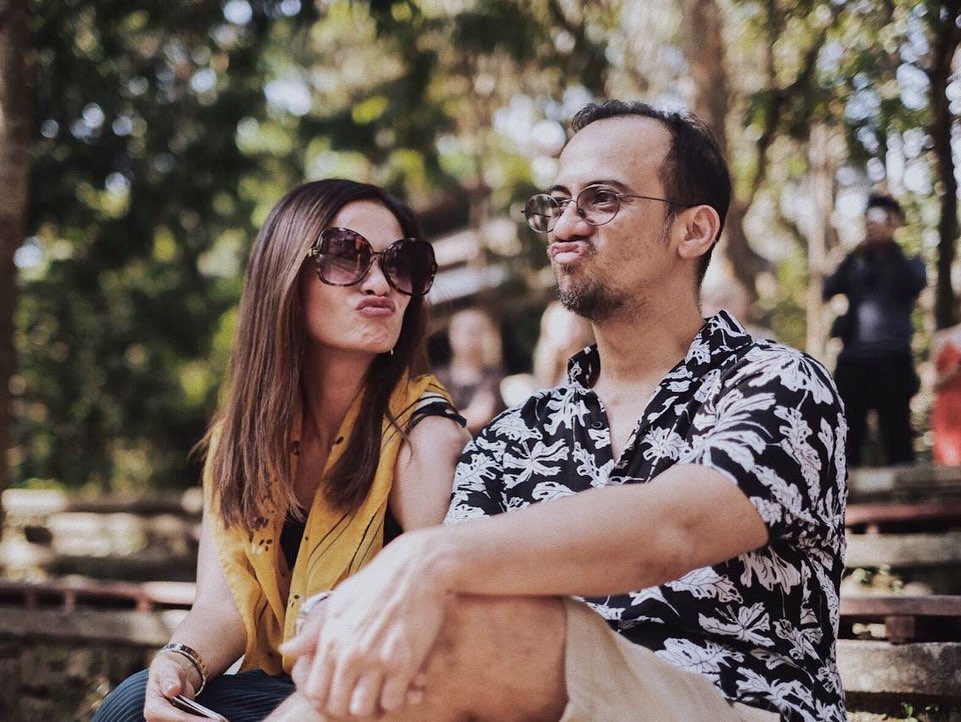 Jatuh dan patah tulang, suami Ersa Mayori ditolong pria misterius