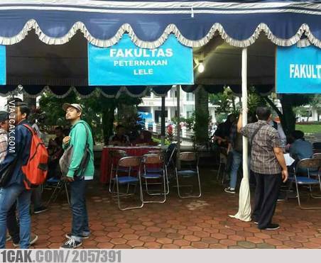 10 Spanduk di kampus ini nggak biasa, bikin cekikikan