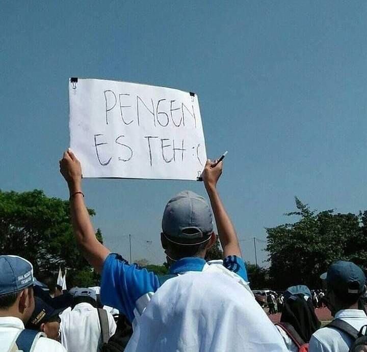 10 Kelakuan konyol cowok ini lucunya bikin tepuk jidat